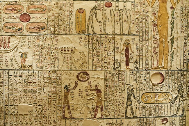 Perete cu hieroglife egiptene desenate 
