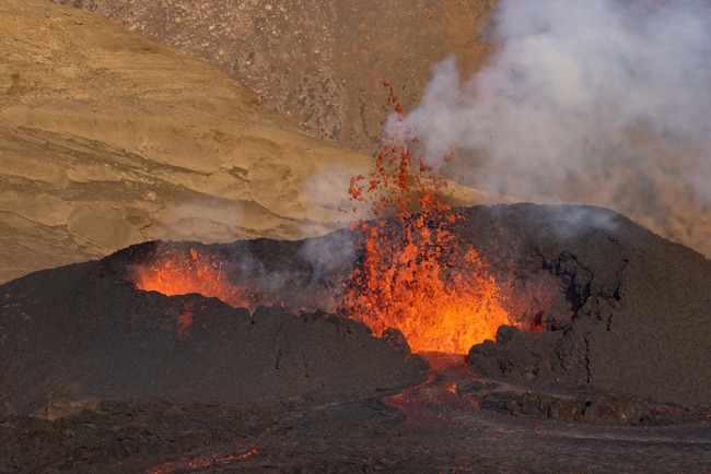 Vulcan activ care împrăștie lavă în explozie