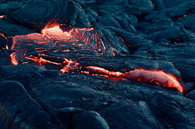 Lavă fierbinte care curge pe un vulcan activ