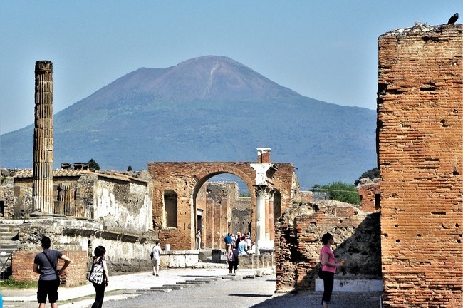 Imagine cu ruinele orașului Pompei și muntele Vezuviu
