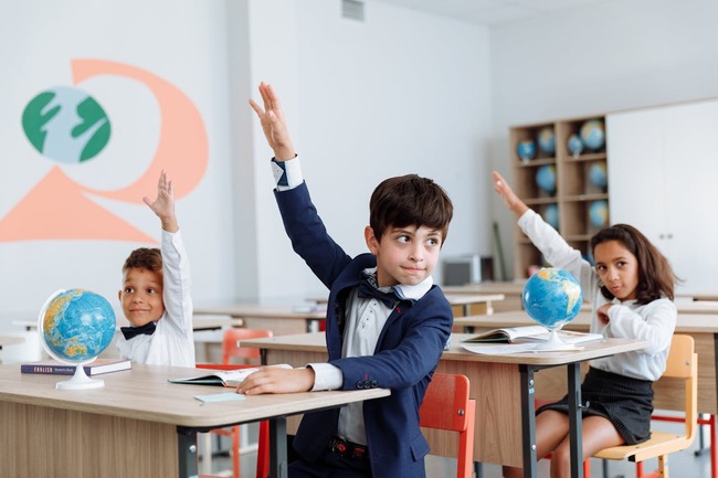 Copii care ridică mâna la clasă