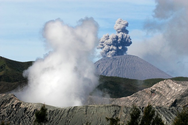 Doi vulcani care erup cu cenușă și aburi