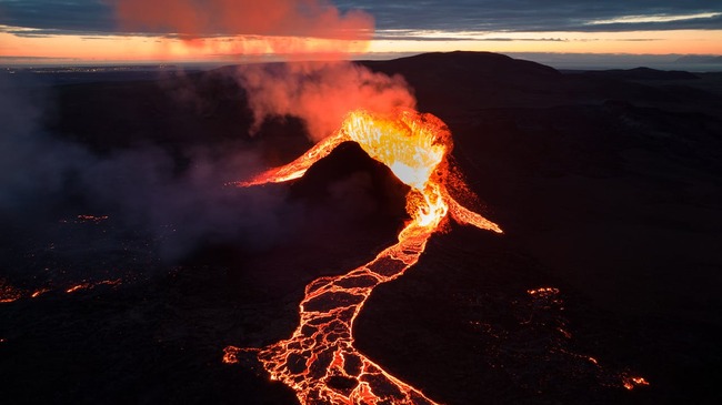 Vulcan activ cu lavă fierbinte