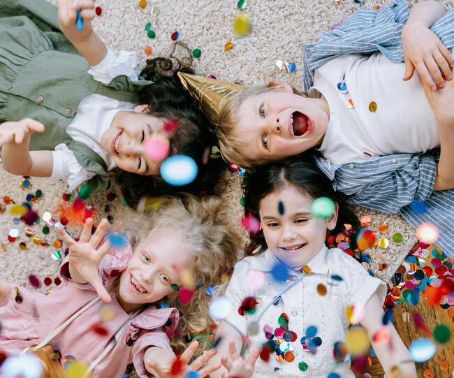 Copii fericiți cu confetti
