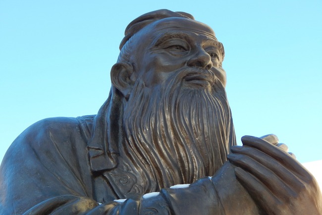 statuie cu confucius