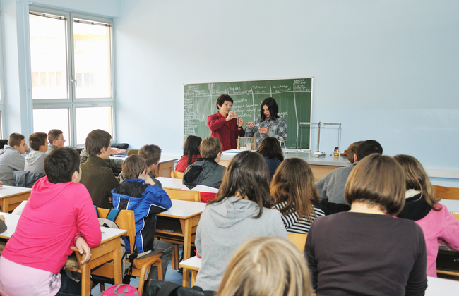 Tineri in sala de clasa cu profesor