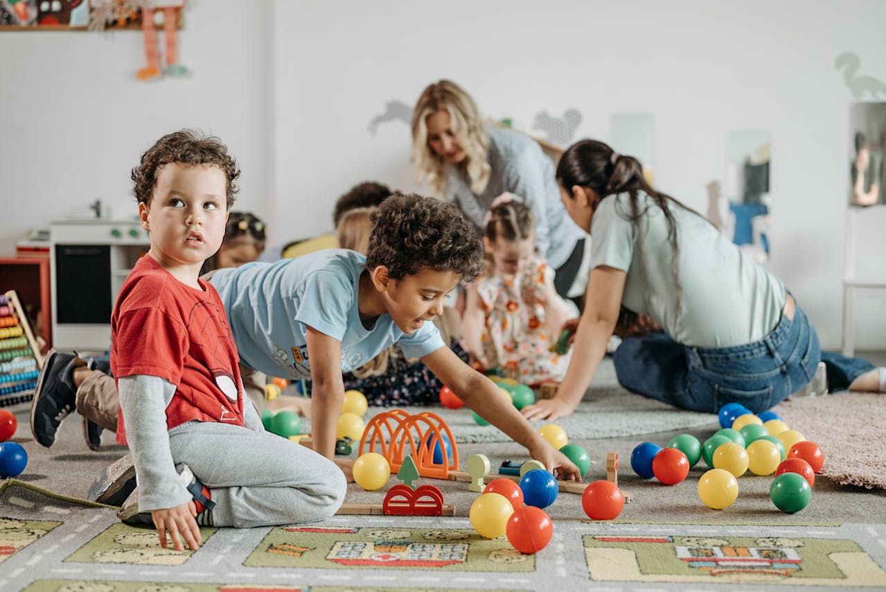 Educația Montessori: Principii, beneficii și exemple practice