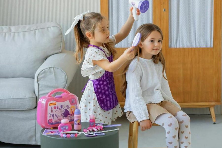 fete care se joaca de-a coaforul