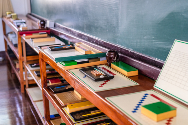 model de clasa montessori cu materiale la nivelul copiilor