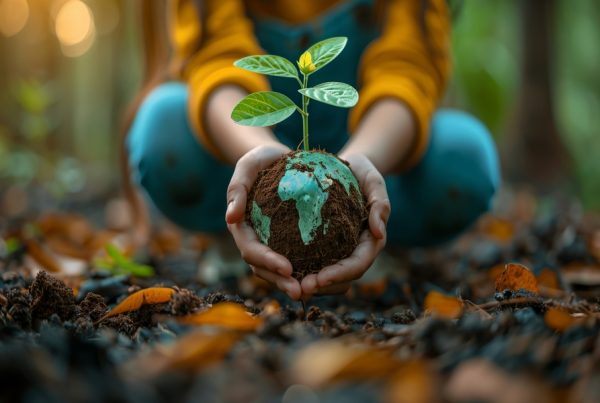fata care sadeste o planta