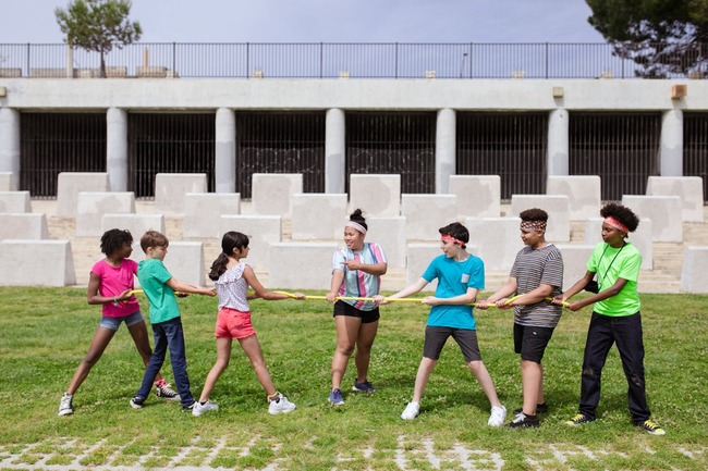 Adolescenti care trag de funie