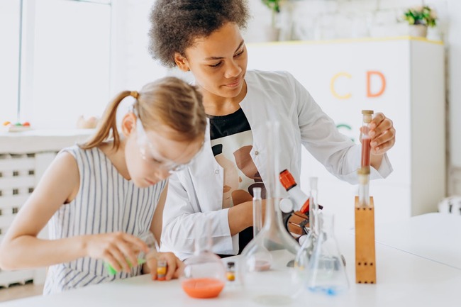 Fete in laboratorul de chimie
