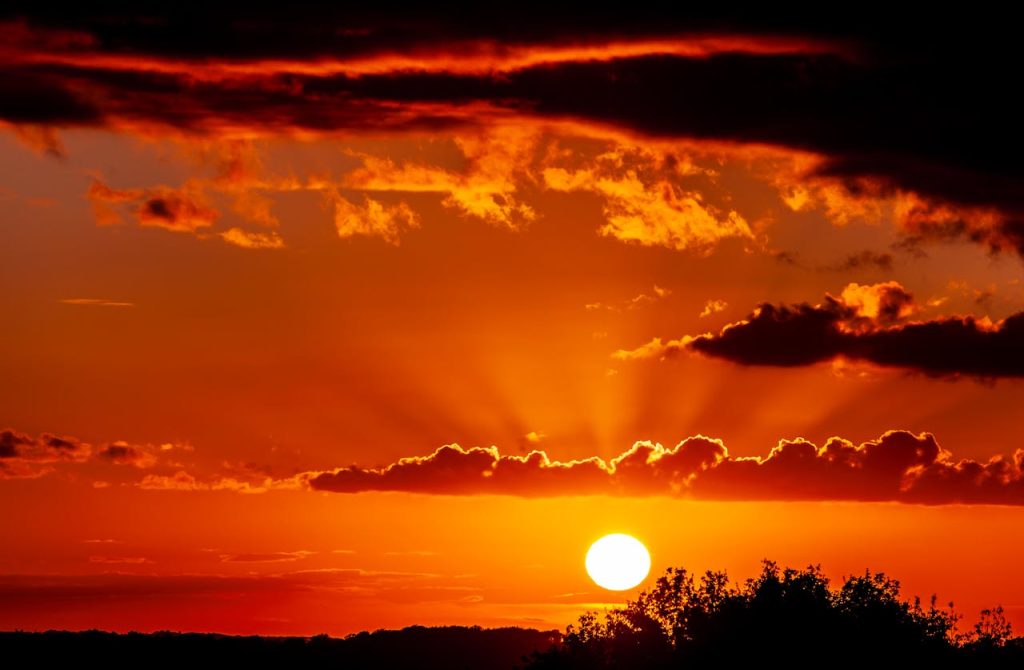 Apusul soarelui pe un cer portocaliu