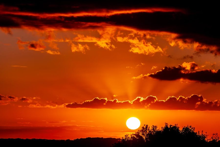 Apusul soarelui pe un cer portocaliu