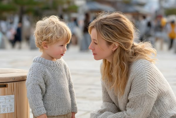Mama care vorbeste cu copilul ei