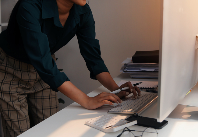 Femeie care scrie pe laptop