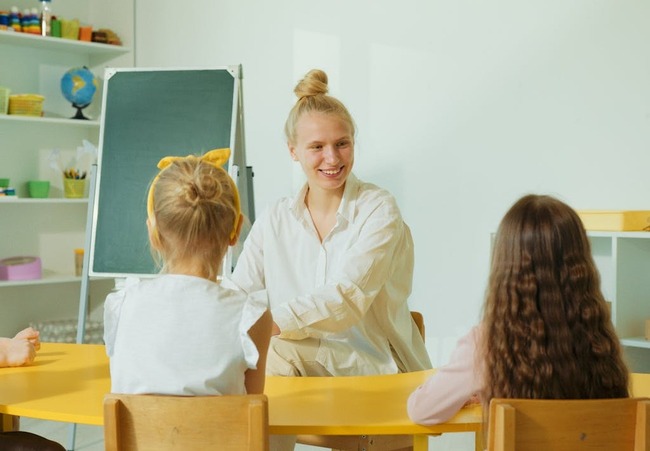 Educatoare cu copii la gradinita