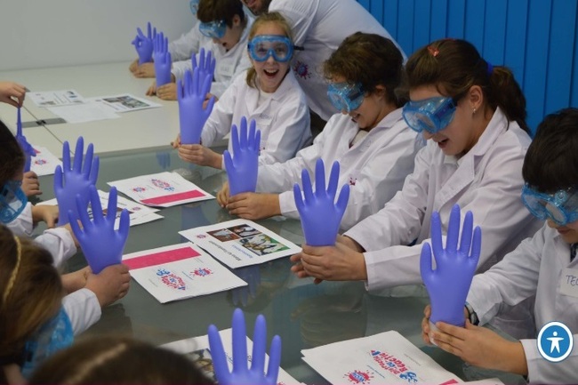 Copii de la ateliere wow lab care fac experimente